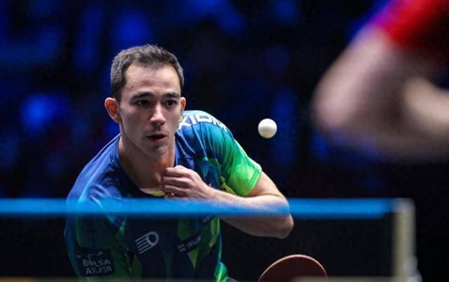 歸功於他對 歸功於他對